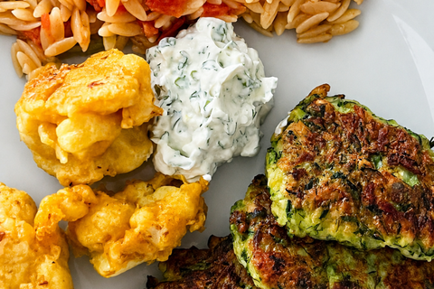 Mücver mit Cacık, Arpa Şhriyesi und knusprigem Blumenkohl – türkisches Sommergericht
